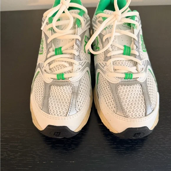 New Balance 530 Size 8 - Picture 2 of 3